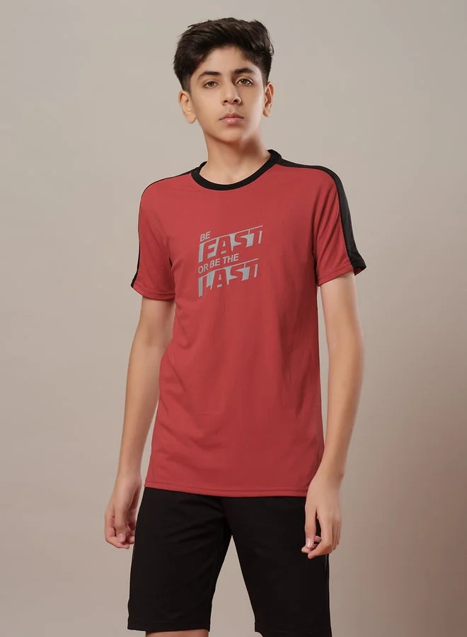 تكنوسبورت تيشيرت تكنوسبورت بألوان متداخلة بقصة عادية وأكمام قصيرة